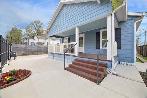 Tiny photo for 2219 Mckee Street, Houston, TX 77009 (MLS # 27091092)