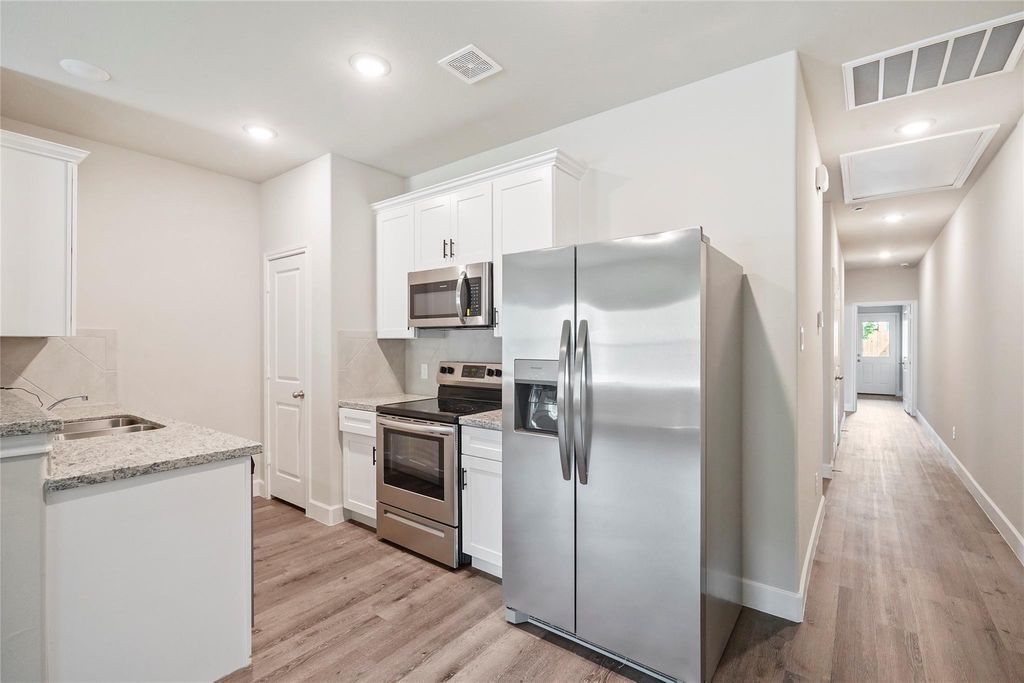 Photo of 412 Avenue H, Conroe, TX 77301 (MLS # 27452664)