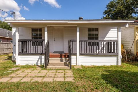 2701 Almendares Avenue Pasadena TX 77506