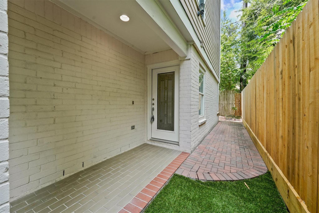 Photo of 208 Hawthorne Street #A, Houston, TX 77006 (MLS # 81742095)