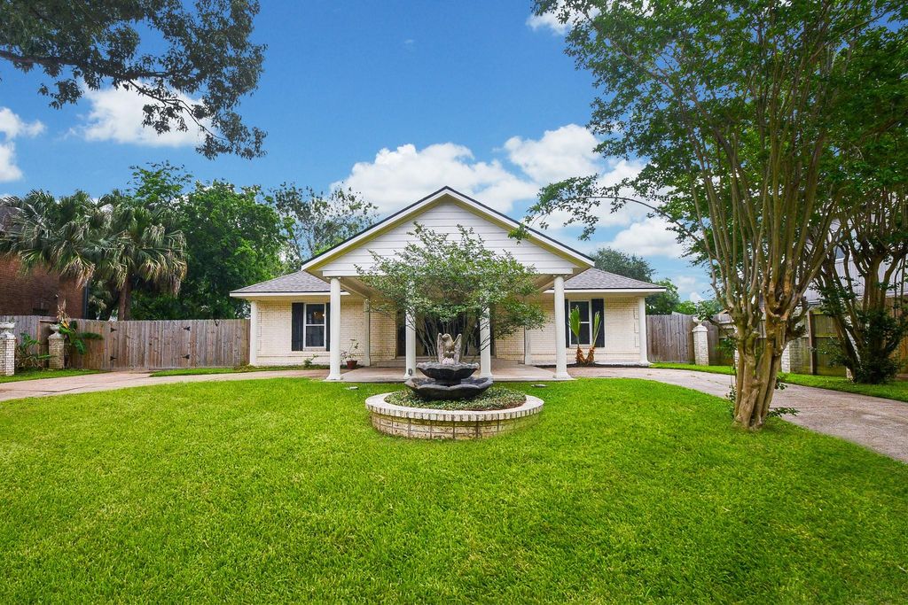 Photo of 1606 W Chelsea Place, El Lago, TX 77586 (MLS # 4208518)