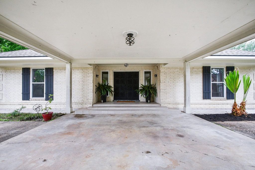 Photo of 1606 W Chelsea Place, El Lago, TX 77586 (MLS # 4208518)