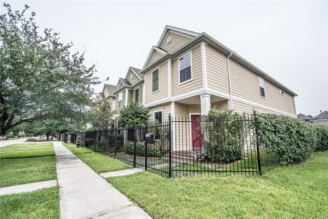 Photo of 548 W 27th Street, Houston, TX 77008 (MLS # 88567650)