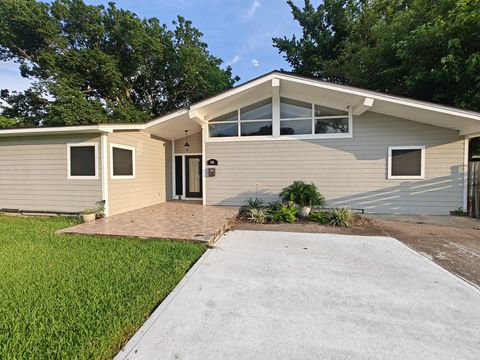 Photo of 321 21st Avenue N, Texas City, TX 77590 (MLS # 97120034)