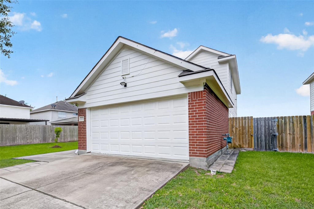 Photo of 12710 Paso Del Flores Drive, Houston, TX 77045 (MLS # 54336338)