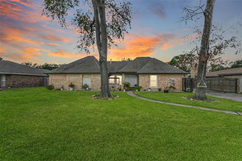 Photo of 510 Post Oak Drive, Baytown, TX 77520 (MLS # 21101132) Photo of 510 Post Oak Drive, Baytown, TX 77520 (MLS # 21101132)