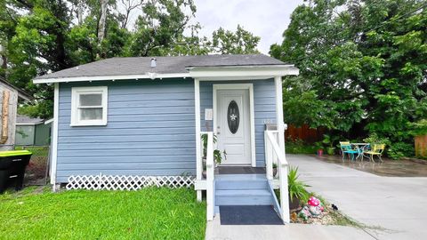 Photo of 1808 Nichols Avenue, Bay City, TX 77414 (MLS # 75745913) Photo of 1808 Nichols Avenue, Bay City, TX 77414 (MLS # 75745913)
