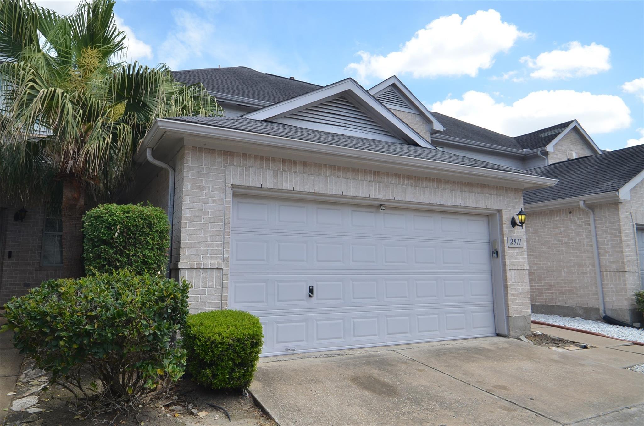 2911 Meadowglen Cove