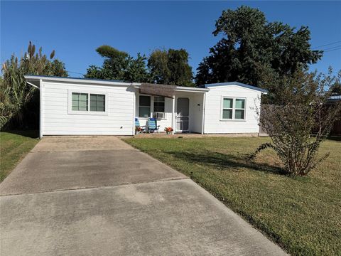 Photo of 1011 S 3rd Street, La Porte, TX 77571 (MLS # 79389053) Photo of 1011 S 3rd Street, La Porte, TX 77571 (MLS # 79389053)