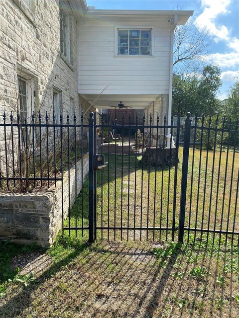 Photo of 2002 Avenue O, Huntsville, TX 77340 (MLS # 32487946)
