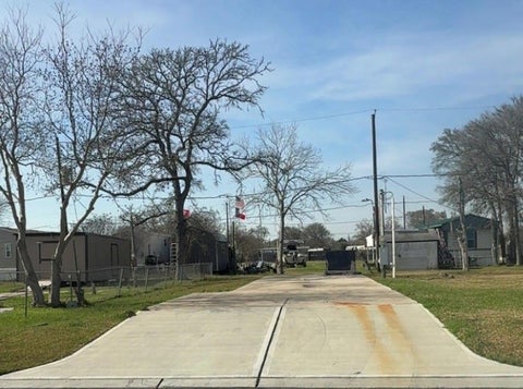 Photo of 130 Heron Inlet S, Baytown, TX 77523 (MLS # 79786587)