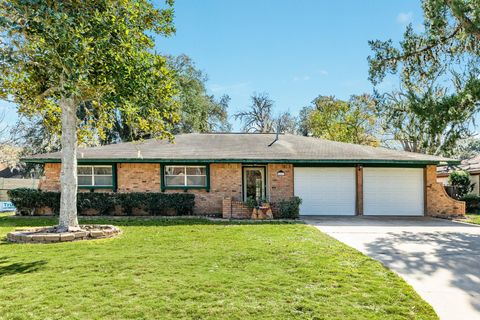 Photo of 267 Wentworth Drive, West Columbia, TX 77486 (MLS # 58259037)