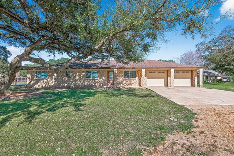 302 Jay Street Boling TX 77420