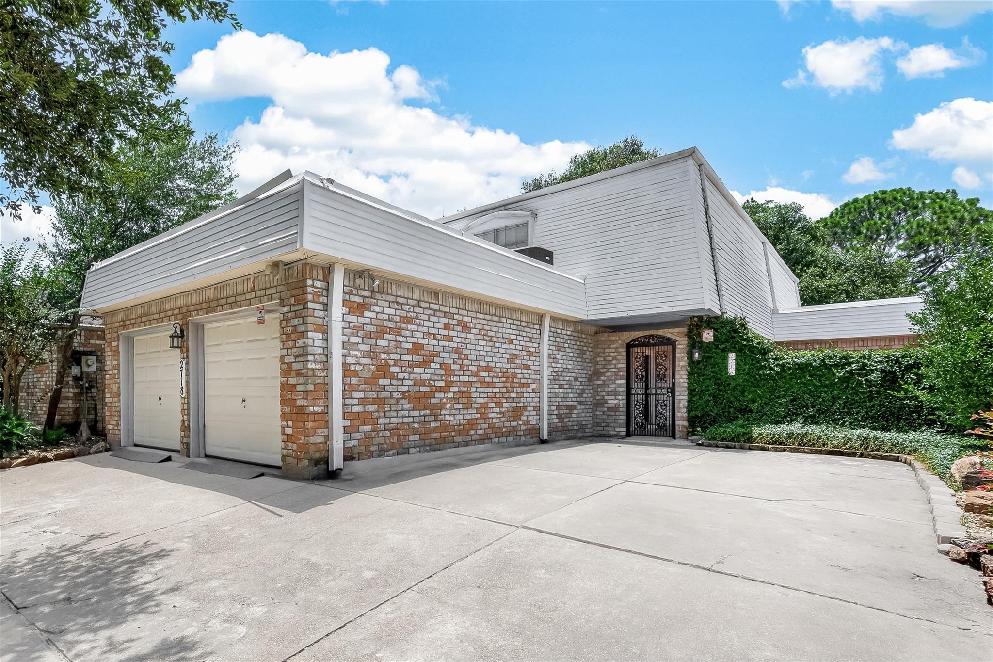2718 Kissing Camel Court