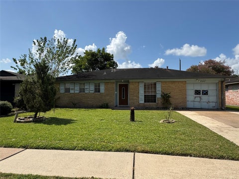 Photo of 1327 Twin Falls Road, Houston, TX 77088 (MLS # 22922918)