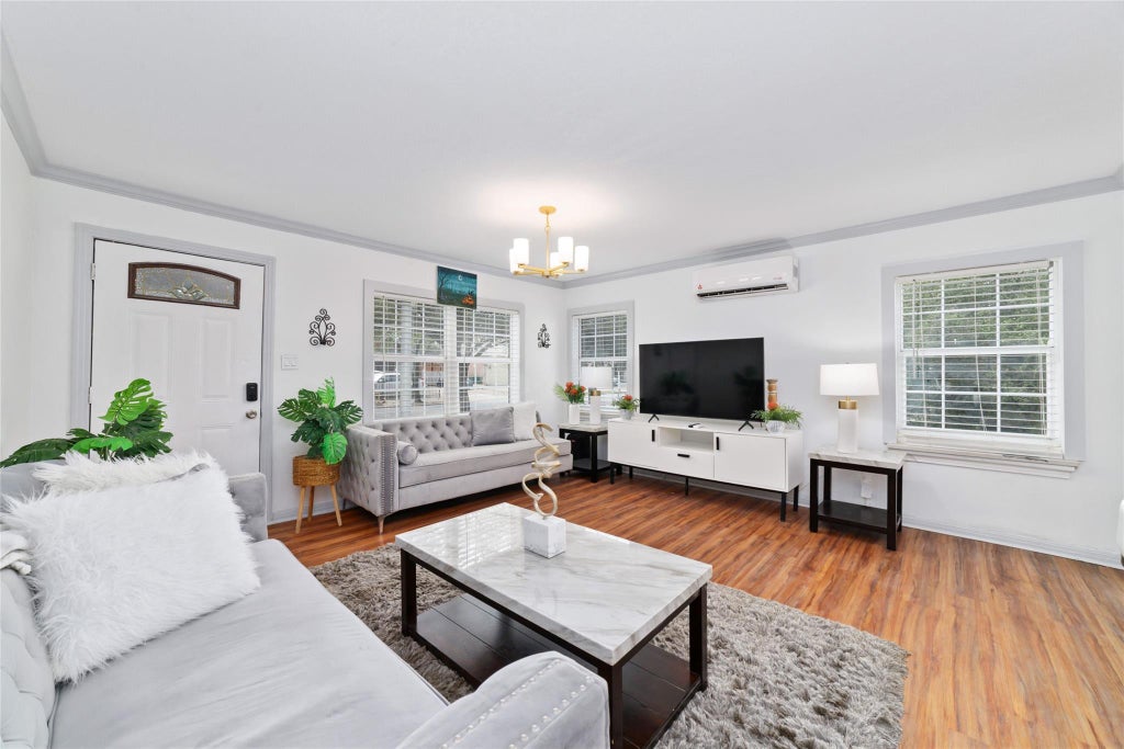 Photo of 1604 W Alabama Street, Houston, TX 77006 (MLS # 66378502)