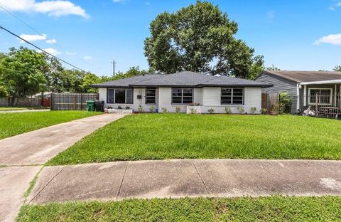 Photo of 4303 Dacca Drive, Houston, TX 77047 (MLS # 17561641)