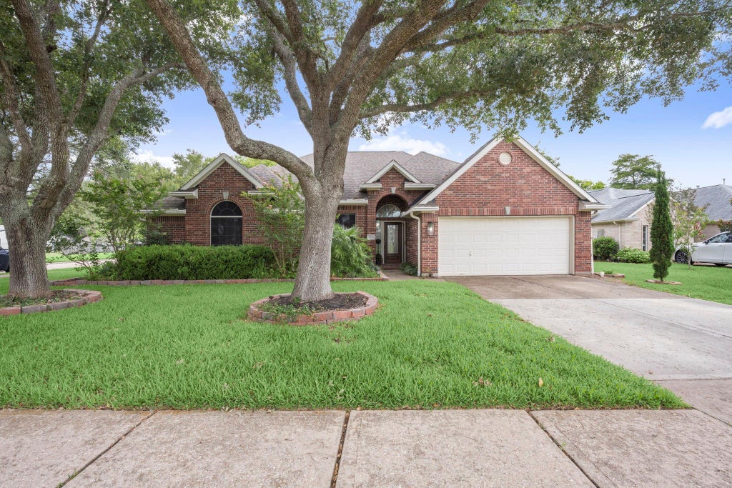Photo of 3903 Crystal Lake Circle S, Pearland, TX 77584 (MLS # 10129119)