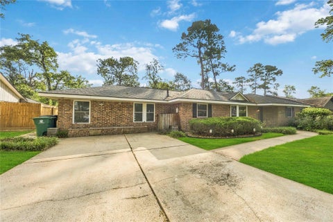 Photo of 1302 Chestnut Ridge Road, Houston, TX 77339 (MLS # 30007613)