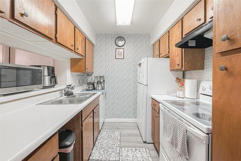 Photo of 3075 Walnut Bend Lane #28, Houston, TX 77042 (MLS # 40682155) Photo of 3075 Walnut Bend Lane #28, Houston, TX 77042 (MLS # 40682155)