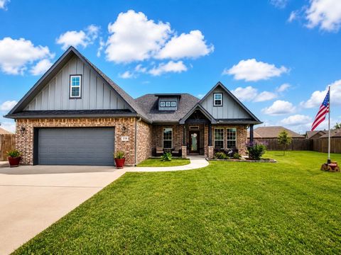 Photo of 319 Yorktown Avenue, Clute, TX 77531 (MLS # 40900932)