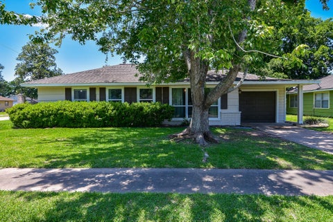 Photo of 212 S Mattson Street, West Columbia, TX 77486 (MLS # 24875918)