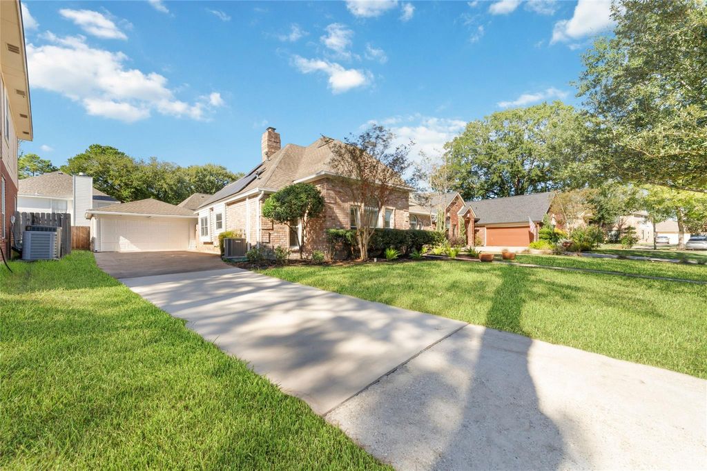 Photo of 6306 Castle Lane Drive, Houston, TX 77066 (MLS # 70805930)