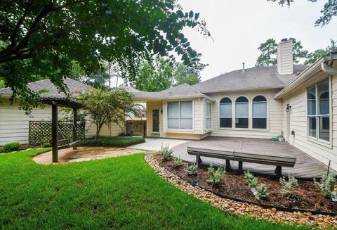 Photo of 18 E Knightsbridge Drive, The Woodlands, TX 77385 (MLS # 69014488)