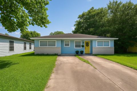 Photo of 610 N Vionett Lane, Texas City, TX 77591 (MLS # 68658609) Photo of 610 N Vionett Lane, Texas City, TX 77591 (MLS # 68658609)
