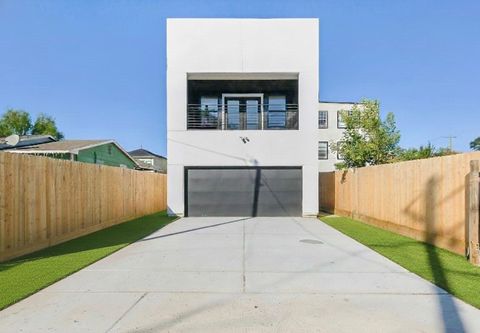 Photo of 5014 Creekmont Street, Houston, TX 77091 (MLS # 38790351)