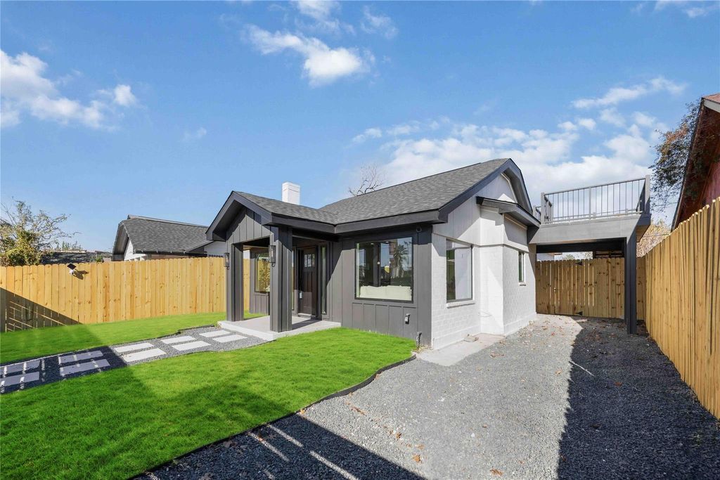 Photo of 508 Dell Court, Houston, TX 77009 (MLS # 27273734)