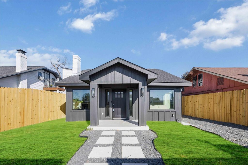 Photo of 508 Dell Court, Houston, TX 77009 (MLS # 27273734)