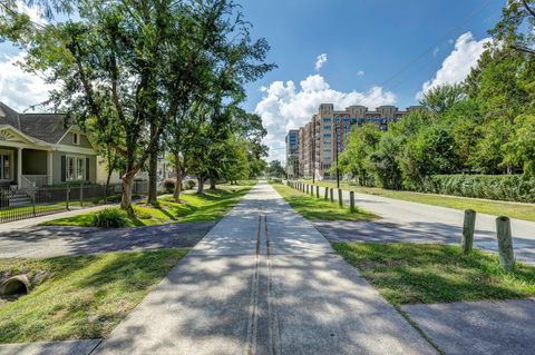 Photo of 447 W 22nd Street, Houston, TX 77008 (MLS # 19502464)