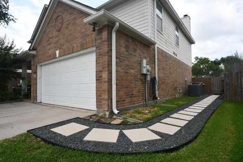 Tiny photo for 9805 Sunnycoast Lane, Pearland, TX 77584 (MLS # 98577320)