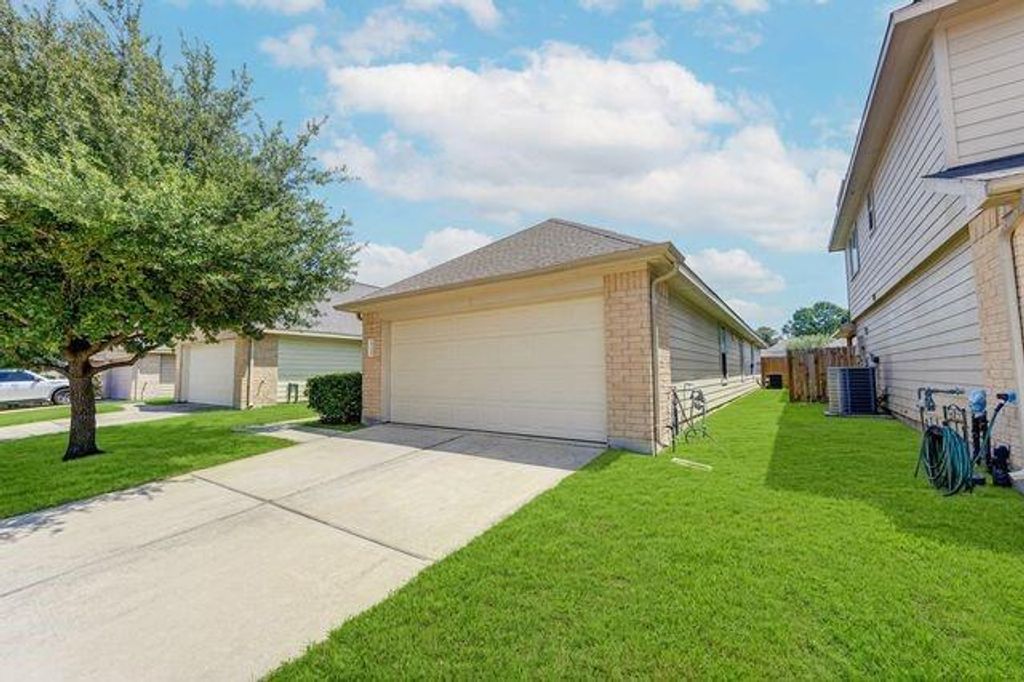Photo of 14938 Hidalgo Valley Lane, Houston, TX 77090 (MLS # 48992888)