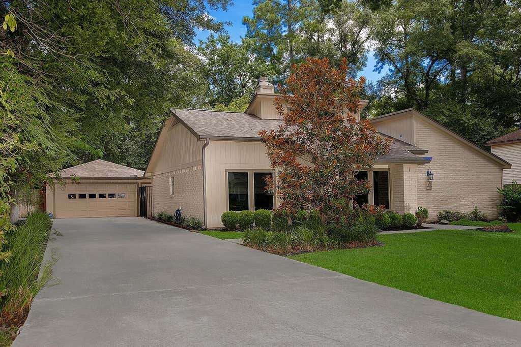 Photo of 4 Postvine Court, The Woodlands, TX 77381 (MLS # 26084885)