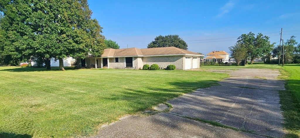 Photo of 11506 Cherry Point Drive, Mont Belvieu, TX 77535 (MLS # 13105757)