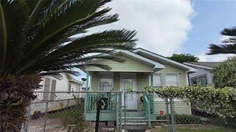 Photo of 5507 Avenue P, Galveston, TX 77551 (MLS # 8021000)