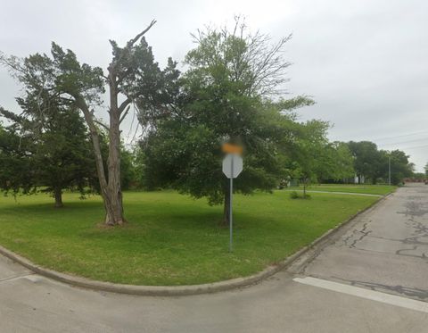 Photo of 815 Bowie Street, Baytown, TX 77520 (MLS # 22270564)
