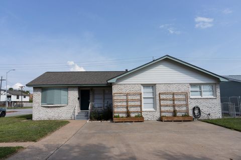 Photo of 7218 Sycamore Drive, Galveston, TX 77551 (MLS # 38512027)