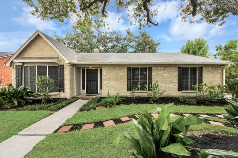 Photo of 5409 Stone Creek Drive, La Porte, TX 77571 (MLS # 49800263)