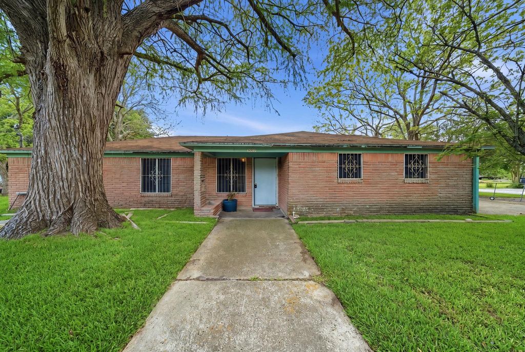 Photo of 3002 Carolyn Street, Bacliff, TX 77518 (MLS # 24727820)