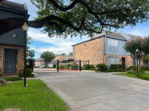 Photo of 6202 Skyline Drive #22, Houston, TX 77057 (MLS # 8642884)