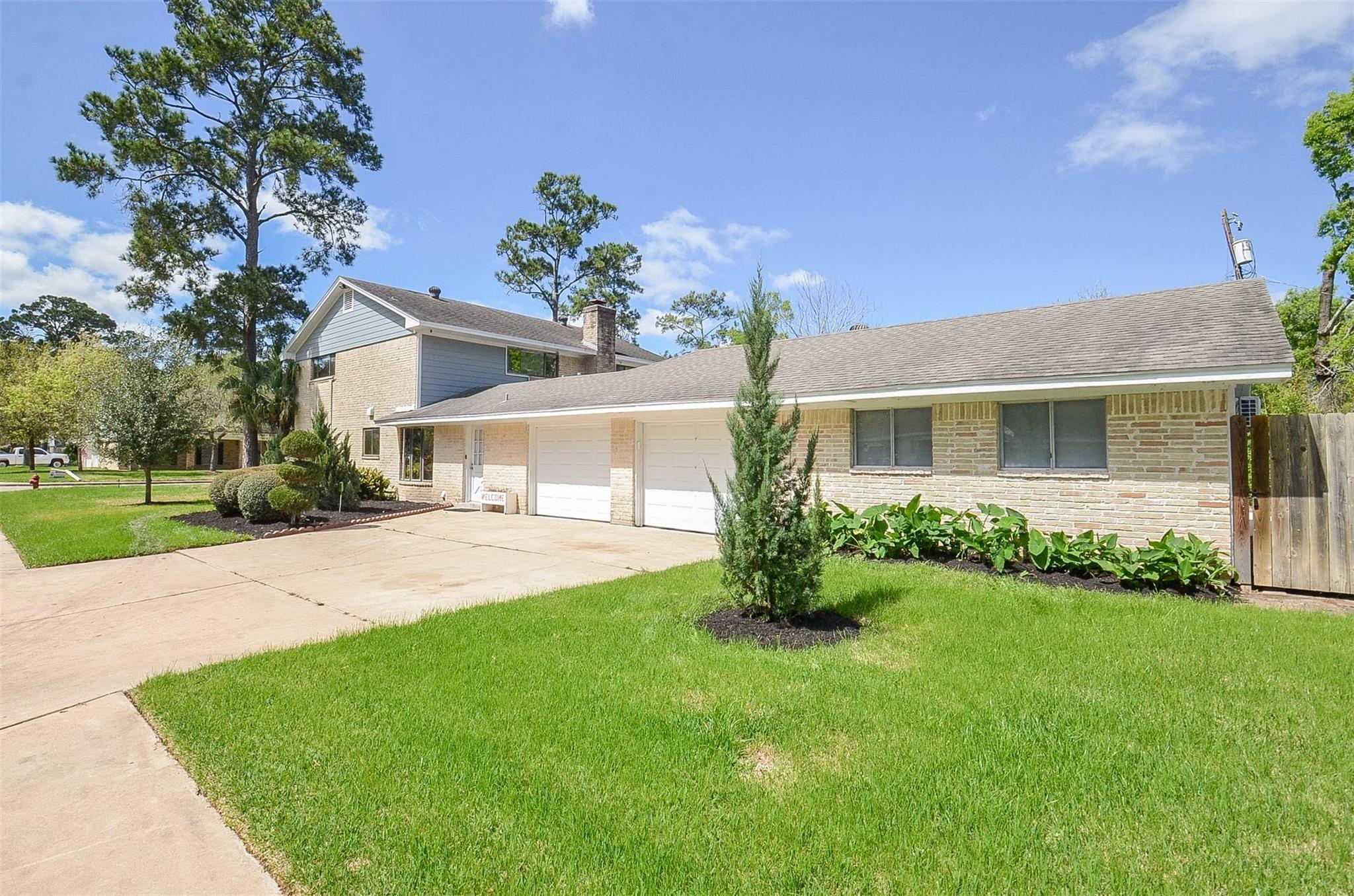 2711 Williamsburg Drive