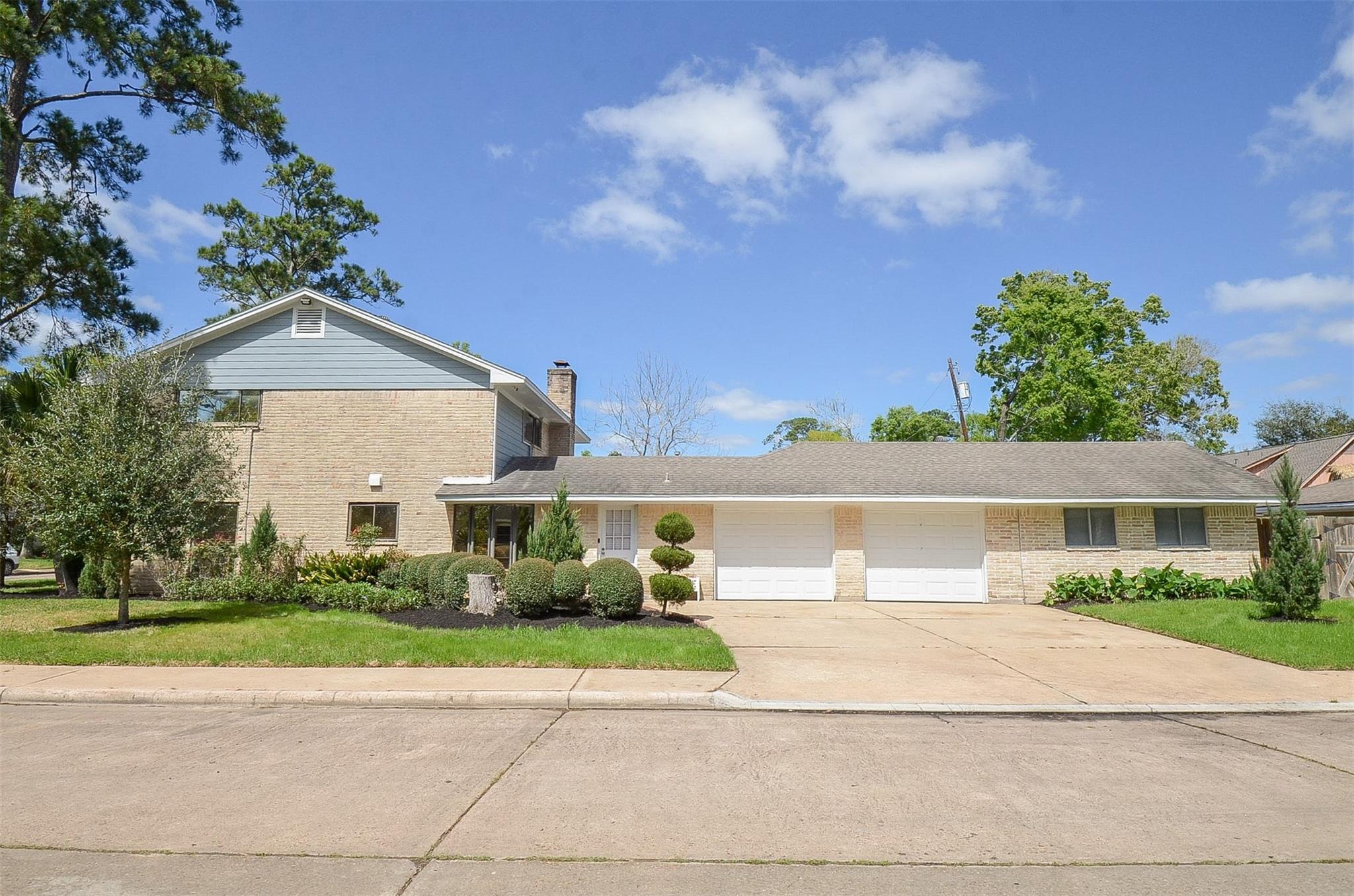 2711 Williamsburg Drive