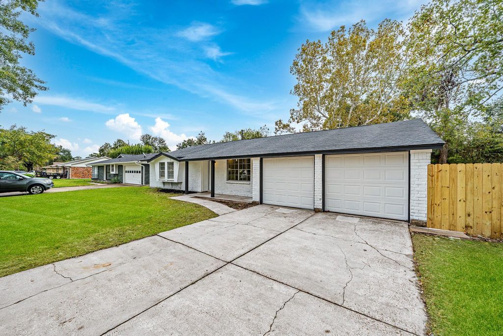 Photo of 218 Southbrook Circle, Houston, TX 77060 (MLS # 49491353)