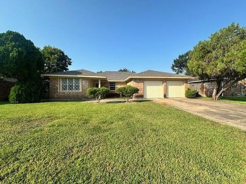 Photo of 818 Overland Street, Stafford, TX 77477 (MLS # 3847081)