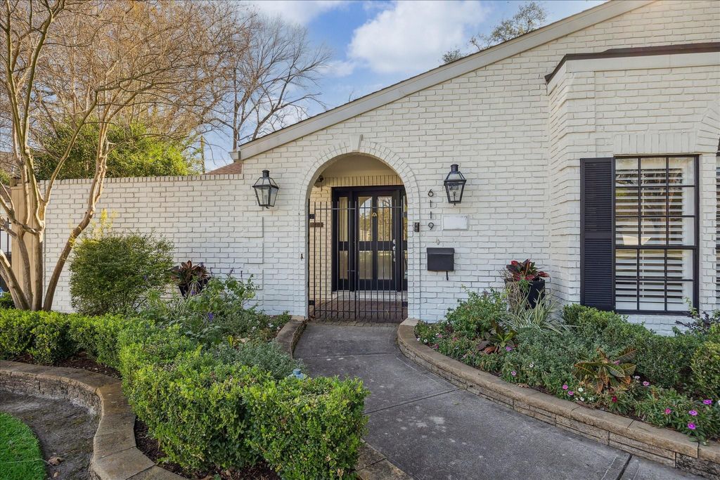 Photo of 6119 Ella Lee Lane, Houston, TX 77057 (MLS # 70473962)