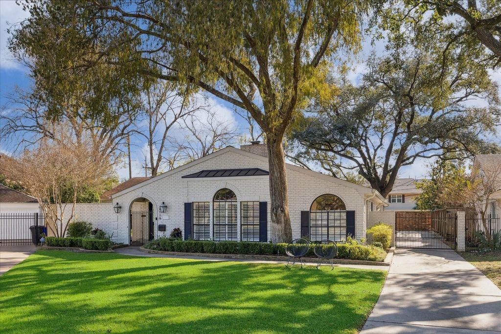 Photo of 6119 Ella Lee Lane, Houston, TX 77057 (MLS # 70473962)