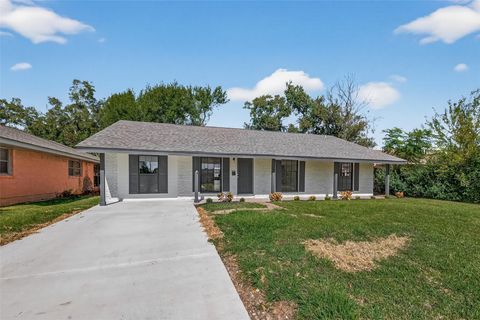Tiny photo for 608 Lloyd Lane, Baytown, TX 77521 (MLS # 42111194)